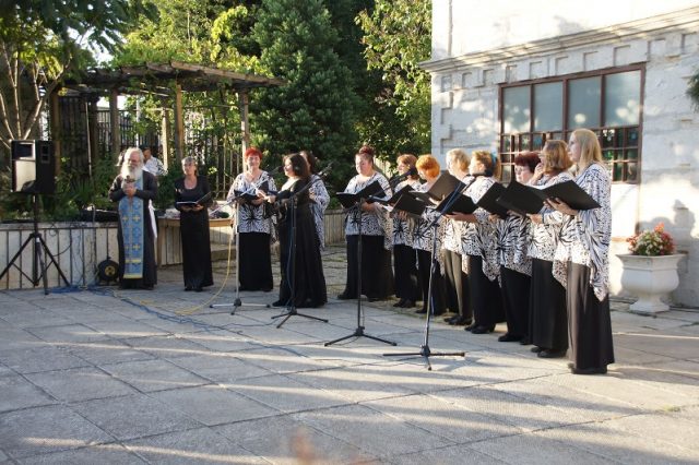(Български) Фестивалът „STRAVAGANZA ‘2018” завърши с вечер на християнската музика пред храм „Успение Богородично”